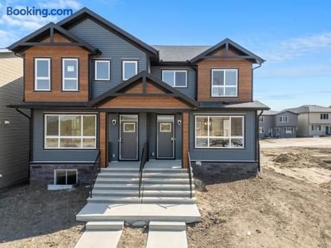 The Emerald - Calgary North West Short Term Rental - 3BR with King Beds, Banff Pass, AC