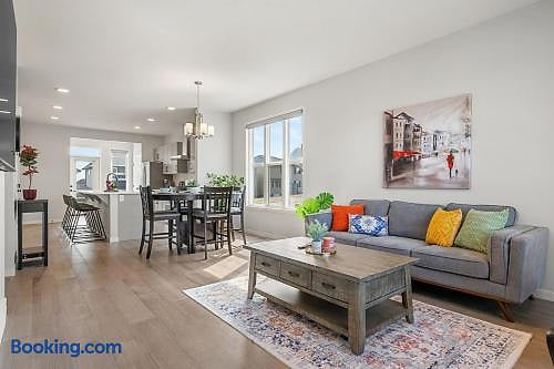 The Emerald - 3BR with King Beds, Banff Pass, AC