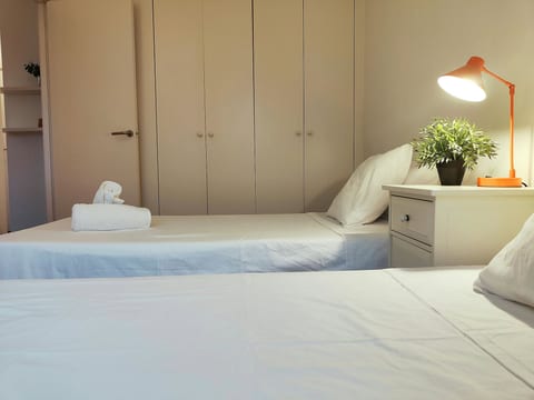R.G. Central , Tranquil 1BR apt. 2BEDS. La Rambla!