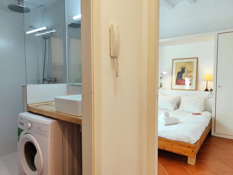 Bright 1-Bed Apartment on La Rambla, Barcelona. RJ