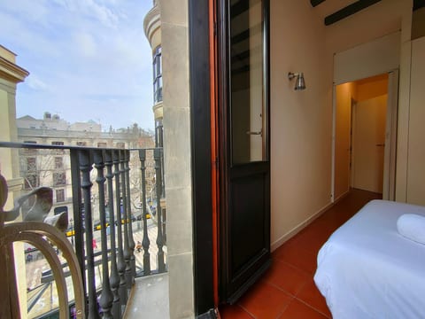 RL Spacious 2-Bed Apt on La Rambla. Wifi &Central