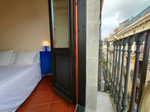 RL Spacious 2-Bed Apt on La Rambla. Wifi &Central