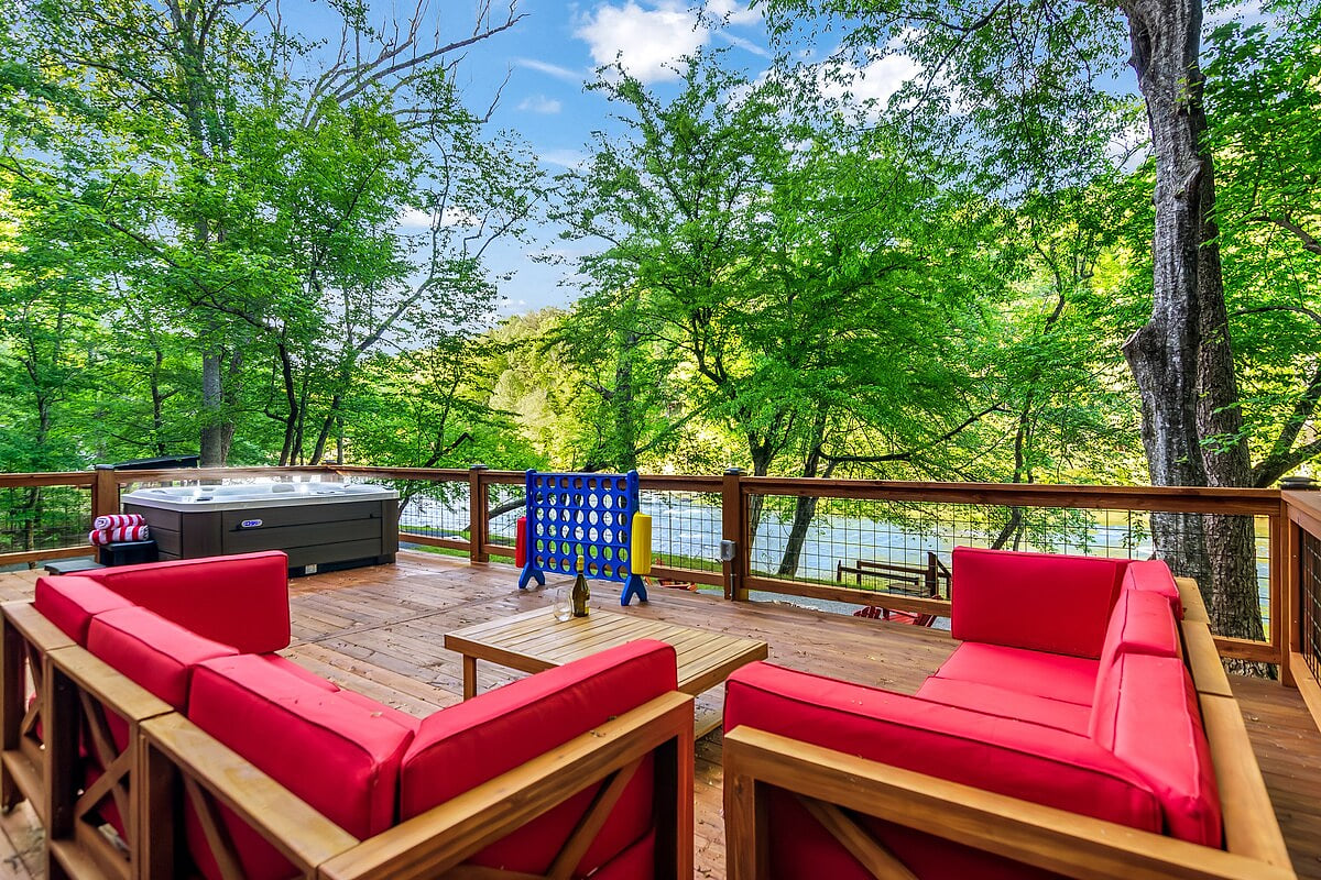 Riverfront Cabin, Large Deck, Hot Tub, Fire Pit