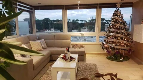 living room with views to vatican and San Peter's Dome