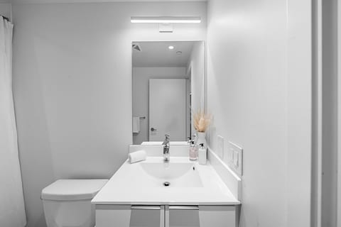 Modern Lake view Condo w/ Pool & Gym| Sherway Mall image 5