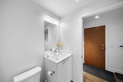 Modern Lake view Condo w/ Pool & Gym| Sherway Mall image 4