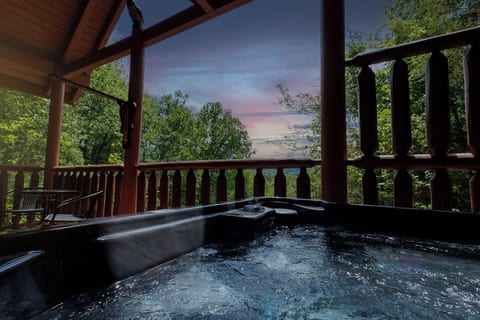 Secluded Cabin with 2 En Suites & Hot Tub