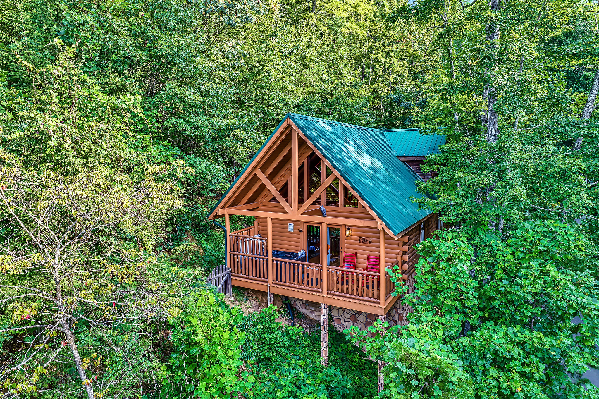 Secluded Cabin with 2 En Suites & Hot Tub