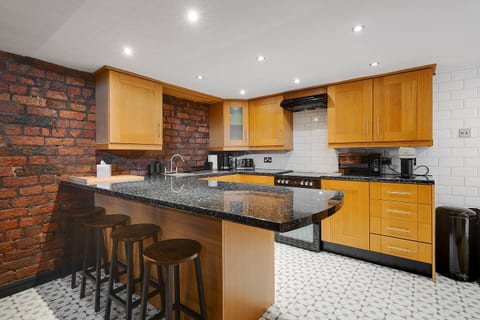 Liverpool Warehouse Flat | Sleeps 5 & Free Parking