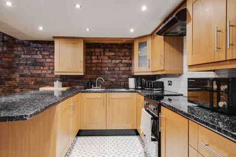 Liverpool Warehouse Flat | Sleeps 5 & Free Parking