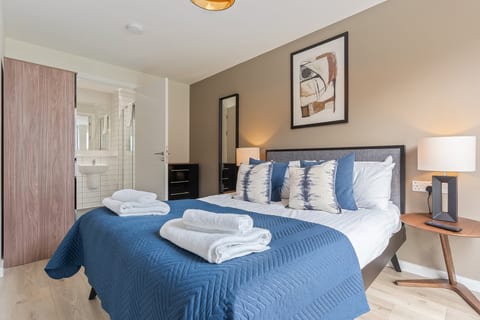 Richmond Row 2 Bed 2 Bath Flat (107)| Secure Parking & EV