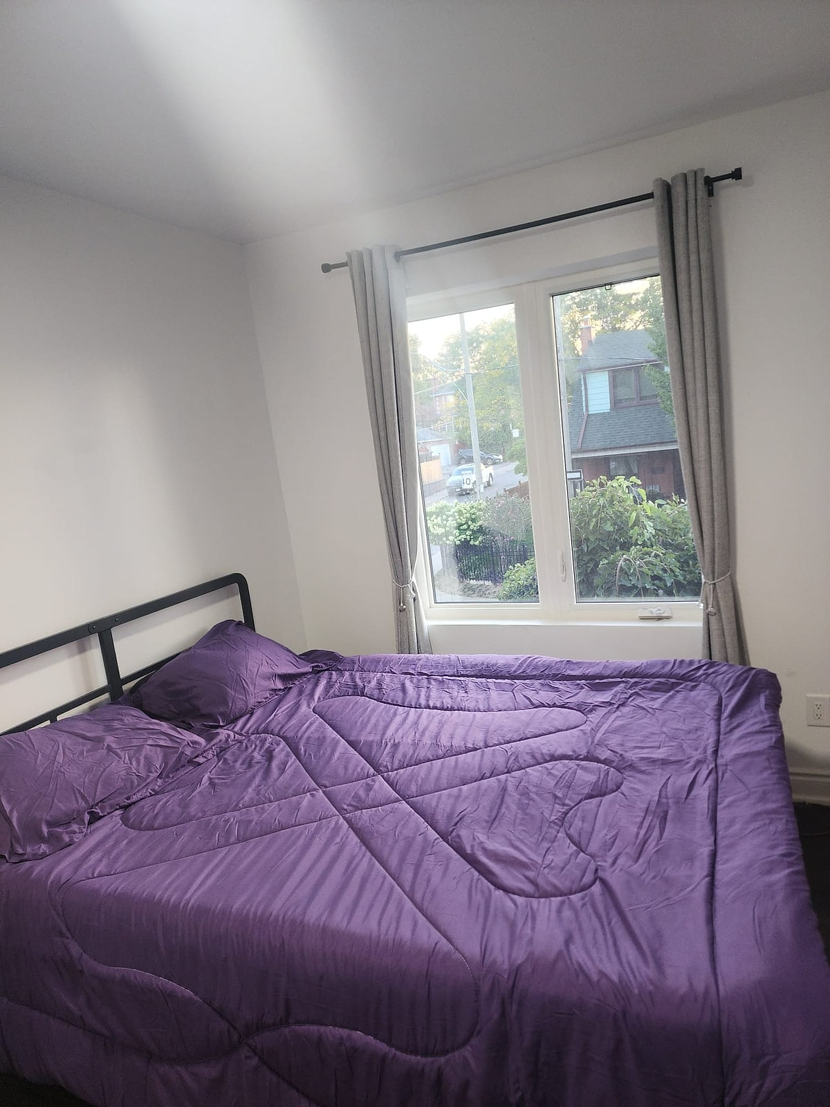 Luxury 1ROOM W/Wi-Fi AC Dogs & Kids OK, Toronto image 1
