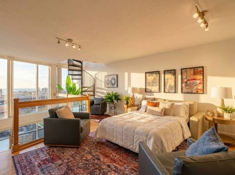 Lakeview Penthouse + Modern + Rooftop + Parking
