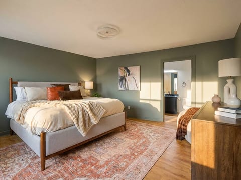 Lakeview Penthouse + Modern + Rooftop + Parking