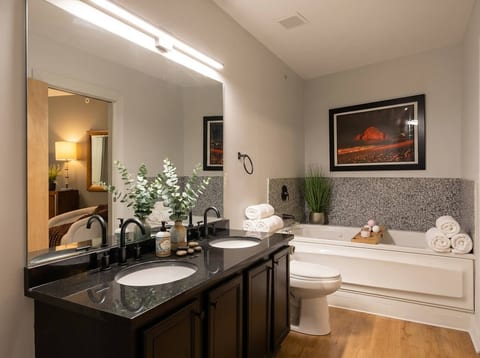 Lakeview Penthouse + Modern + Rooftop + Parking
