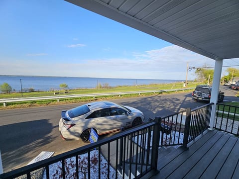 Waterfront 3BA/2BA, Luxury, Fios, Parking, Laundry