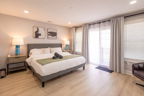 Waterfront 3BA/2BA, Luxury, Fios, Parking, Laundry