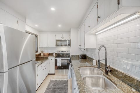 Bright, modern, and fully equipped ✨🍳. This updated kitchen features sleek stainless steel appliances and everything you need to cook, snack, or recharge between mountain adventures ⛷️