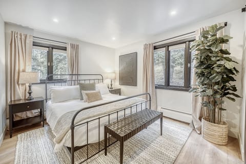 Your own quiet escape after a day in Vail 🏔️. A spacious primary suite with ensuite bath, in-room washer/dryer, and cozy designer finishes—everything you need to unwind and reset in comfort ✨