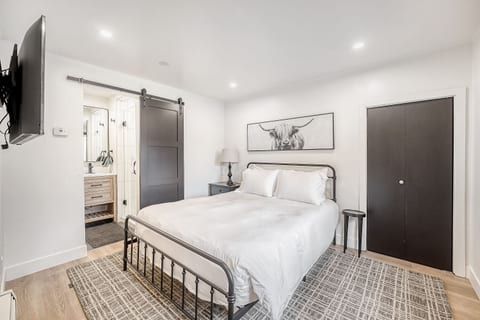 No one gets the “second-best” room here 👌🛏️ This spacious king bedroom with ensuite bath and TV ensures every guest enjoys the same level of comfort and privacy ✨