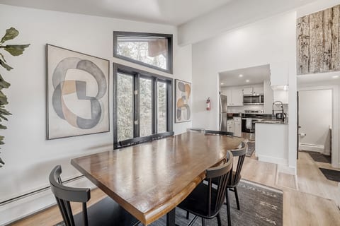 Start your mornings here ☕🏔️. Sunlight, nature views, and a beautiful live-edge table set the scene for slow breakfasts and easy conversations before heading out to the slopes ⛷️