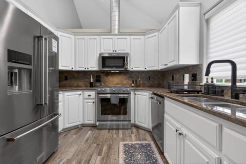 Hillsboro Hideaway | Near Golf | 2 Living Spaces