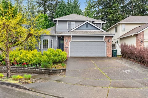 Hillsboro Hideaway | Near Golf | 2 Living Spaces