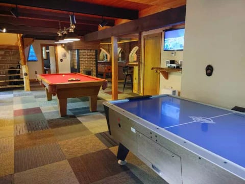 Pine Brook Lodge, 9 br, 5 ba, game room, fireplace