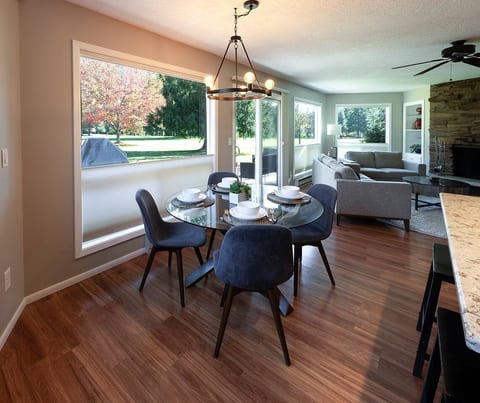 Mt Hood Golf Course View - 2 bed/2 bath!