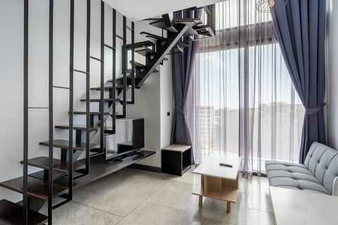 Modern 1BR Loft | Huge condo close to the beach
