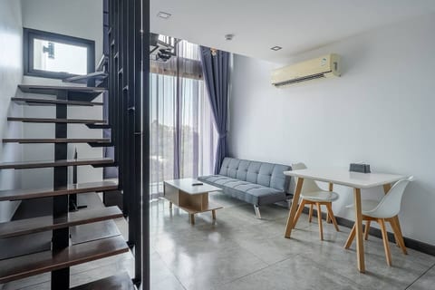 Modern 1BR Loft | Huge condo close to the beach