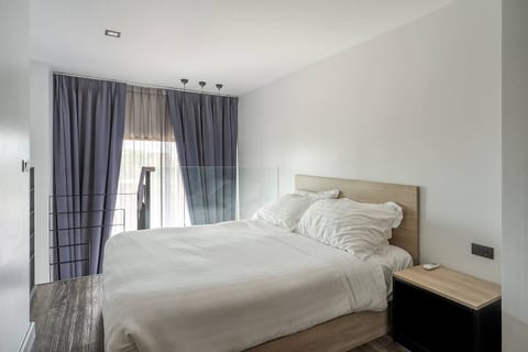 Modern 1BR Loft | Huge condo close to the beach
