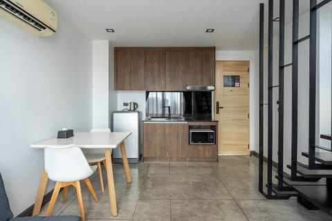 Modern 1BR Loft | Huge condo close to the beach
