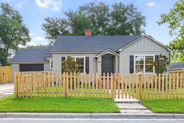 Magnolia Cottage - a designer two-king retreat steps from downtown Brenham