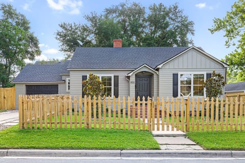 Magnolia Cottage - a designer two-king retreat steps from downtown Brenham