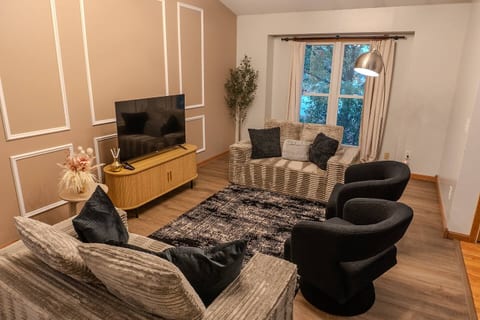 East Wichita: KingBeds w. Cinema & Park Views