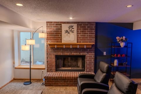 East Wichita: KingBeds w. Cinema & Park Views