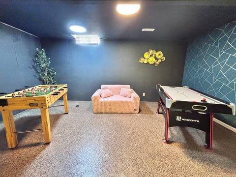 Duplex in West Wichita:KingBeds, 75" TV & Gazebo