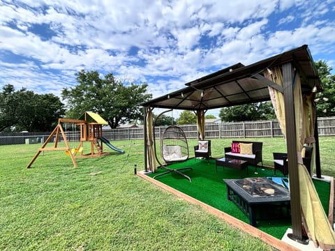 Duplex in West Wichita:KingBeds, 75" TV & Gazebo