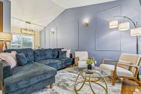 Duplex in West Wichita:KingBeds, 75" TV & Gazebo