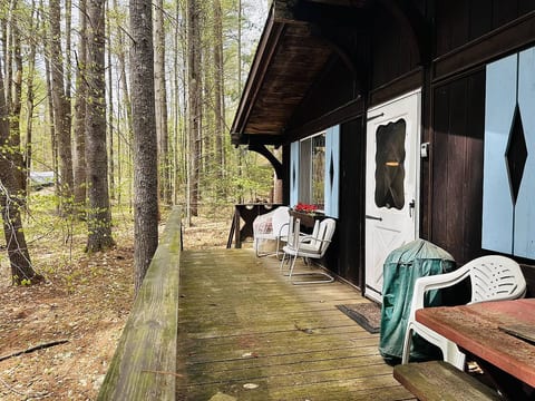 Riverfront Rustic Getaway - North Conway