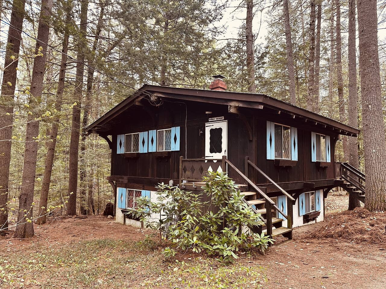 Riverfront Rustic Getaway - North Conway