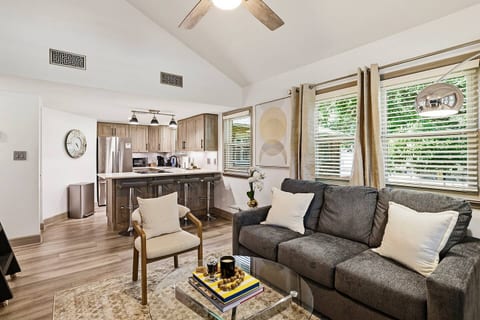 The Franklin: Modern 1 Bedroom + Loft & Sofa Bed