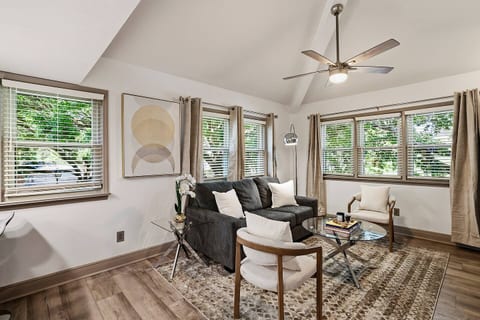 The Franklin: Modern 1 Bedroom + Loft & Sofa Bed