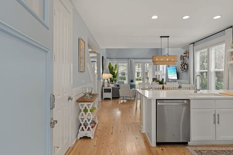 "Sugar Pines" - NEW 3/3 in Laurel Grove w/ SprHost image 4