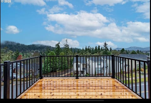 New Home near University of Oregon with EV charger image 3