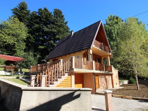Schönes Ferienhaus in Breze mit Eigenem Balkon