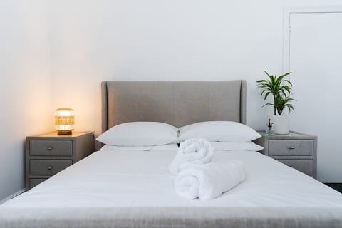King Size Bed with Wardrobe (sleeps 2) image 1