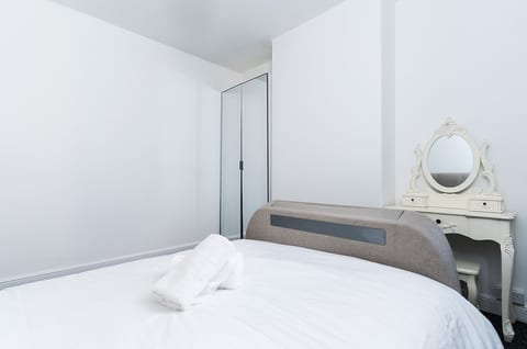 King Size Bed with Wardrobe (sleeps 2)