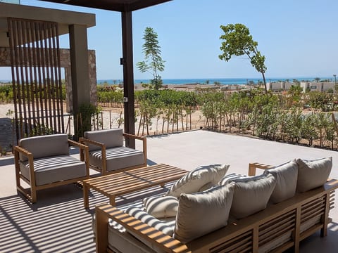 Spacious 3BR Apartment Glorious Panoramic Seaviews image 3